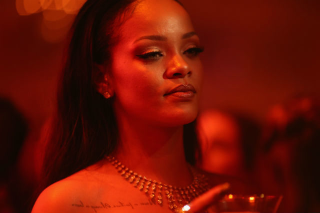 Twitter Just found out that Fenty is Rihanna’s Last Name and People are *Shocked*