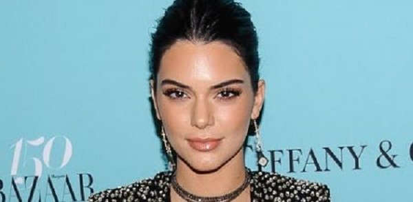 Kendall Jenner ACCUSED of Plastic Surgery & Photoshop on Instagram Belfie