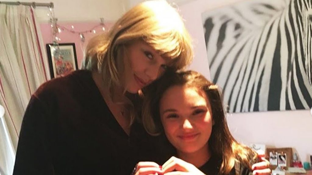 Taylor Swift SURPRISES Fan at her house & her reaction is Priceless