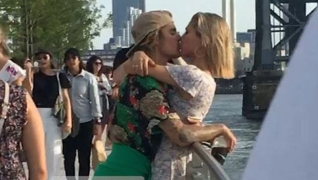 Justin Bieber Hailey Baldwin MAKE OUT in Public