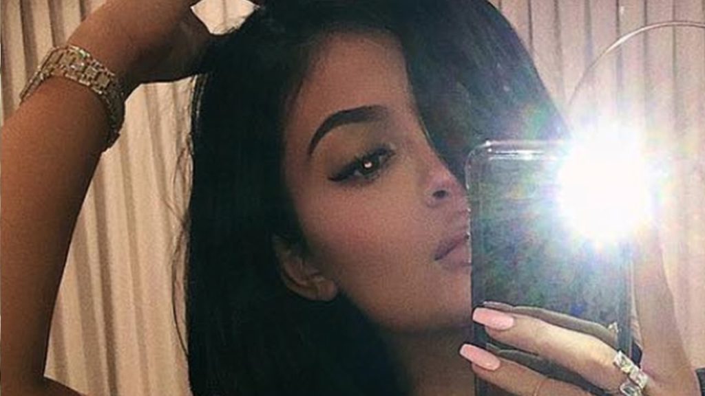 Kylie Jenner photoshop fail leads to more Pregnancy speculation!