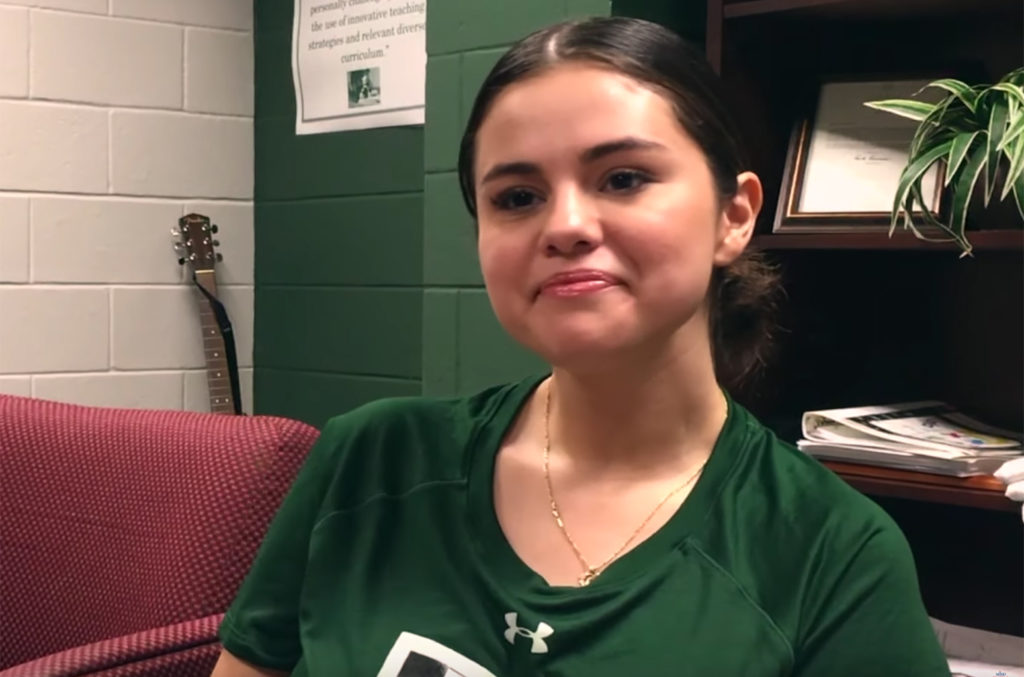 Selena Gomez returns to her Middle School & reveals She used to Eat Lunch ALONE!